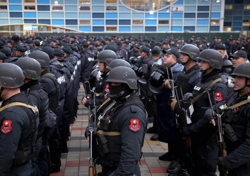 Ελεύθερος σκοπευτής σκότωσε τον Κ. Κατσίφα – Προκαλεί Έλληνας καθηγητής: «Οπλοφόρος ο Βορειοηπειρώτης, δεν κατέβασαν σημαίες οι Αλβανοί»!